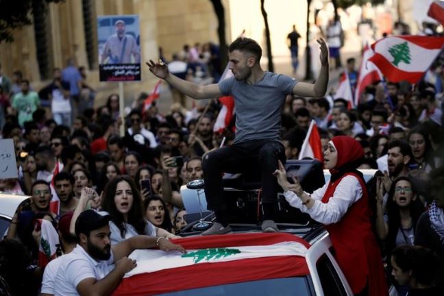 متظاهرون يرددون هتافات خلال احتجاج نظمع الطلاب ضد الحكومة في بيروت يوم 12 نوفمبر 2019. تصوير: أندرس مارتينز كاساريس - رويترز